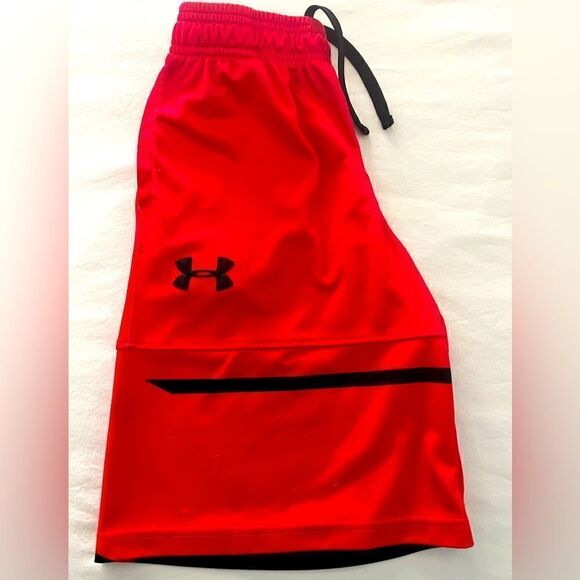 Under Armour Big Boys Red shorts Size Large - Picture 2 of 5